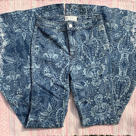 Free People Fun Funky Bellbottoms sz 24 embroidery, blue, and white paisley - Picture 5 of 12
